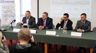 Podczas spotkania przedstawiciel Ministerstwa omówił aktualne działania rządu w zakresie przywrócenia żeglugi na Wiśle, w tym planowane inwestycje