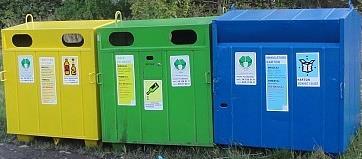 Wyposażenie w pojemniki do selektywnej zbiórki odpadów Pojemniki do selektywnej zbiórki odpadów komunalnych dostarczane są właścicielom