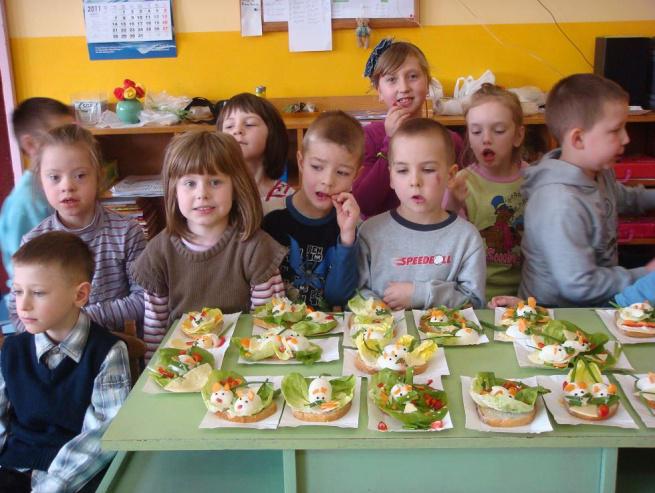 Proponowane do realizacji w szko ach programy edukacyjne, wsparte materia ami edukacyjnym i innymi pomocami, s ch tnie przyjmowane przez kadr pedagogiczn, rodziców i dzieci. 3.