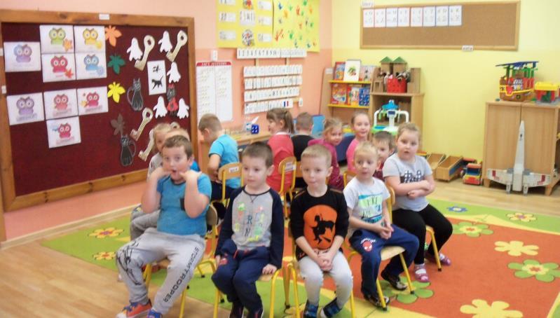 pięknym przedstawieniem pt.,,gwiazdkowy prezent w wykonaniu,,teatru rodzica.