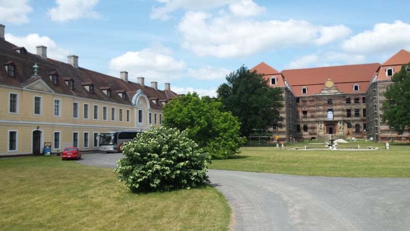 Na terenie posesji z przodu budynku znajduje się chodnik, z tyłu