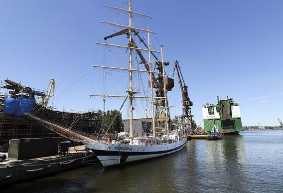 Dzięki modernizacji toru wodnego na Wiśle Śmiałej / Martwej Wiśle, ponton z załadowanym blokiem od początku holował pełnomorski holownik Odys o uciągu na palu 34 T. Fot.