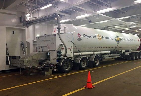 Cysterna drogowa LNG przy stacji bunkrowania na pokładzie samochodowym promu Spirit of British Columbia. Fot.