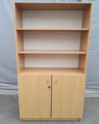18) Regał do połowy zamknięty - wykaz mebli lp nr 18. Zgodnie z ogólnym opisem szaf. Szerokość: 40 cm Wysokość: 185cm Głębokość: 42cm Kolor- BUK BAWARIA R5113 19) Regał wysoki - wykaz mebli lp nr 19.