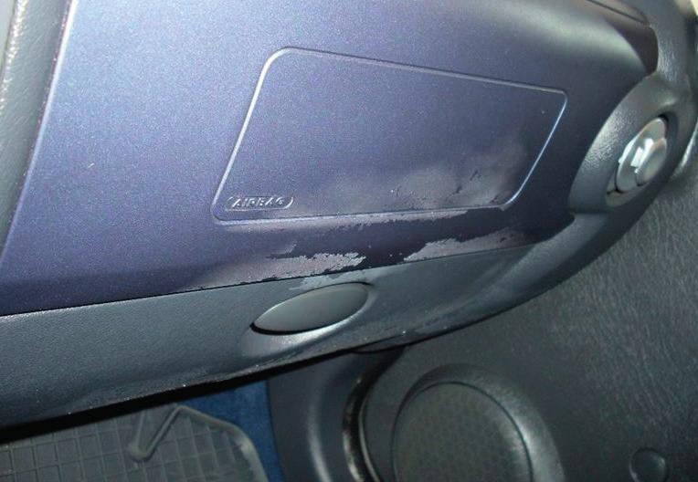 drzwi, wykładziny z zabrudzeniami