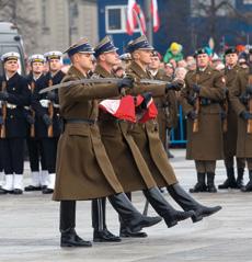 Poczet flagowy w marszu do wciągnięcia flagi narodowej na maszt. Narodowe Święto Niepodległości, plac Marszałka Józefa Piłsudskiego, Warszawa, 11 listopada 2014 r.