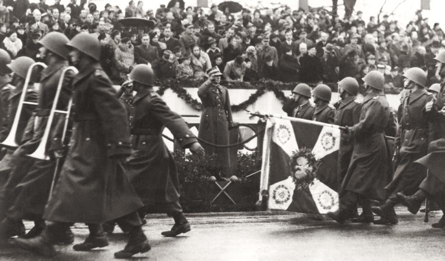 Poczet z odtworzonym sztandarem Baonu Stołecznego podczas defilady w wykonaniu Stowarzyszenia Historycznego Cytadela.