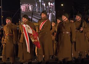 Generalny Inspektor Sił Zbrojnych Marszałek Edward Rydz-Śmigły przyjmuje defiladę oddziałów. Maszeruje orkiestra i 1 kompania Baonu Stołecznego Wołyńsko-Podolskiego.