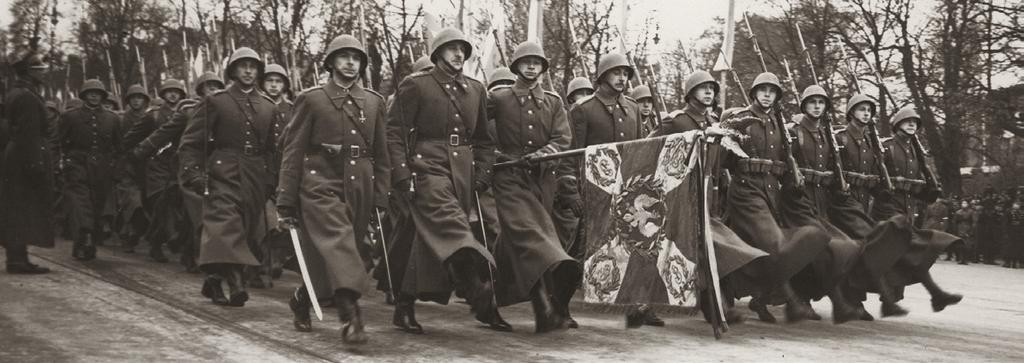 Kompania honorowa z pocztem sztandarowym Oficerskiej Szkoły Inżynierii (do 1935 r. pod nazwą Szkoły Podchorążych Saperów). Warszawa, Aleje Ujazdowskie Plac Na Rozdrożu, 11 listopada 1938 r.
