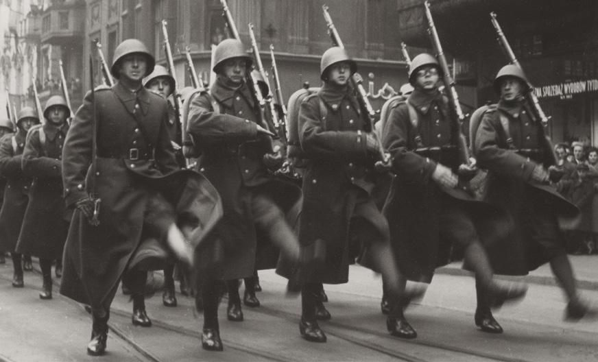 Okładka książki wydanej w 1933 r. przez Główną Księgarnię Wojskową zawierającej teksty przemówień wygłoszonych w Polskim Radio z okazji 15 rocznicy odzyskania niepodległości (m. in. Prezydenta RP I.