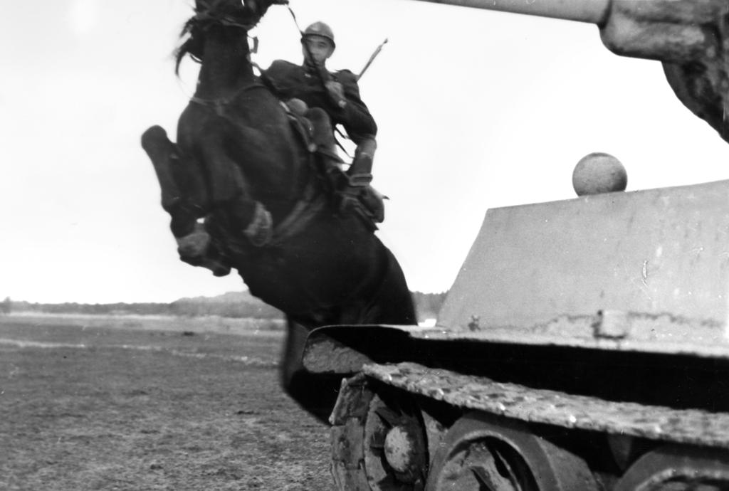 Pamięć. Wojna i okupacja w powojennym filmie polskim 189 Fot. 24. Fotos z filmu Lotna Andrzeja Wajdy (1959) historii do zadań politycznych i propagandowych.
