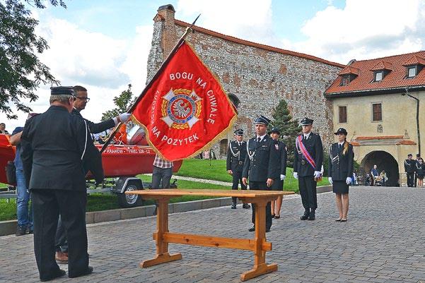 Sztandar i łódź dla OSP Tyniec Fot. Krzysztof Kasprzyk W dniu 16 września 2018 roku o godzinie 12.00 w Opactwie OO.