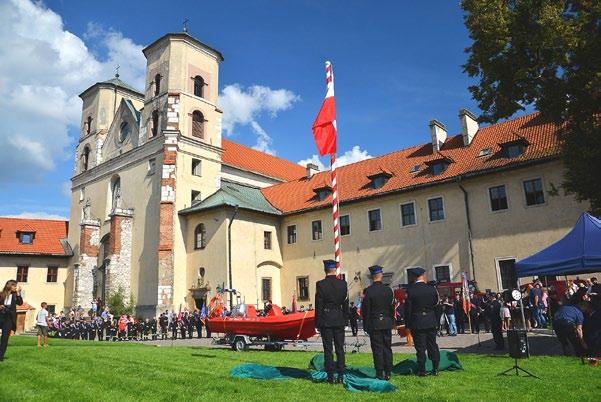 Zebrane pododdziały i poczty sztandarowe zaprzyjaźnionych jednostek wyruszyły spod remizy OSP przy ul. Dziewiarzy do kościoła pw.