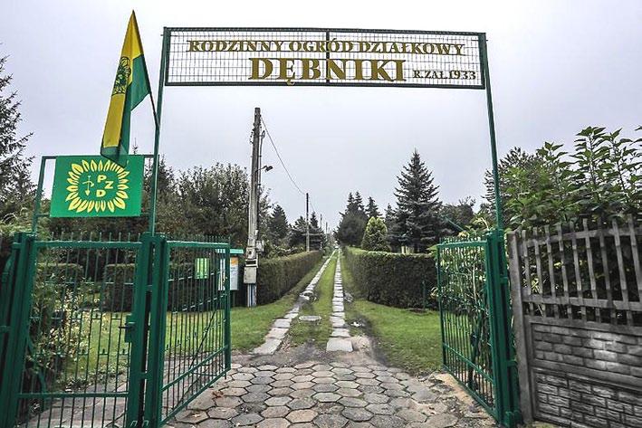 Część oficjalną rozpoczęto hymnem działkowców Zielona Rzeczpospolita. Pani Ewa Błachut, prezes Zarządu ROD Dębniki, powitała przybyłych działkowców i zaproszonych gości.