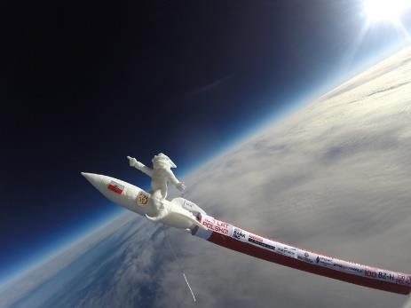 7. KRASNAL NIEPODLEGŁY Grupa zapaleńców wysłała 31-go Grudnia 2017 roku, 15-25 sekund przed północą z Placu Wolności we Wrocławiu, balon stratosferyczny, którego załogę stanowił Krasnal Niepodległy!