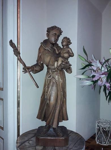 Praca może być doskonałym prezentem dla kolekcjonerów pejzaży lub ciekawym akcentem w niejednym domu miłośników sztuki. Dar Galerii "Pod Gryfami" 14. FIGURKA ŚW. ANTONIEGO Figurka św.