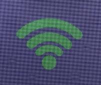 Uruchomić WiFi: Nacisnąć przycisk Wifi. Zacznie wtedy migać czerwona dioda sygnalizująca działanie WiFi.