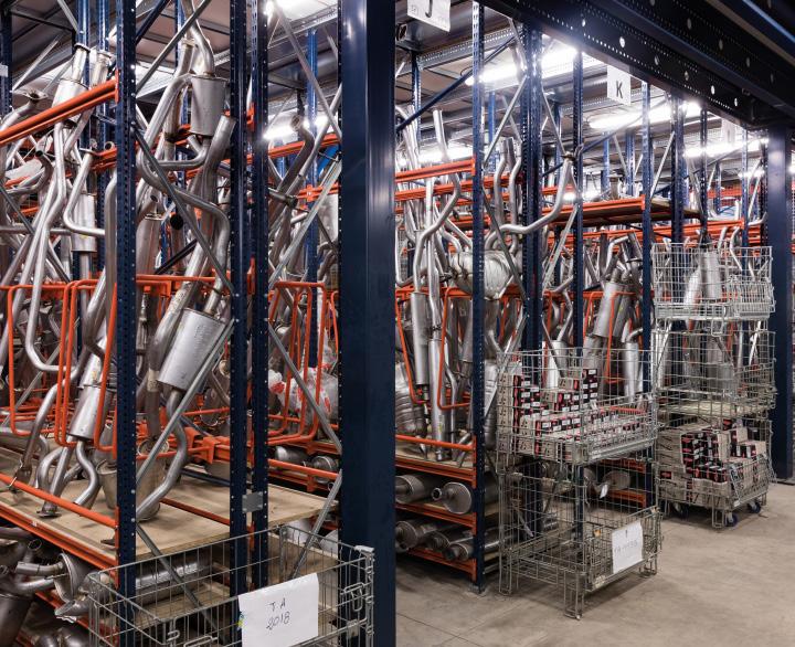 Korzyści dla Automotive Factory Parts - Elastyczność procesu: układ magazynu zapewnia elastyczność w zakresie przygotowywania zamówień; do obsługi każdej kondygnacji przydzielona jest odpowiednia