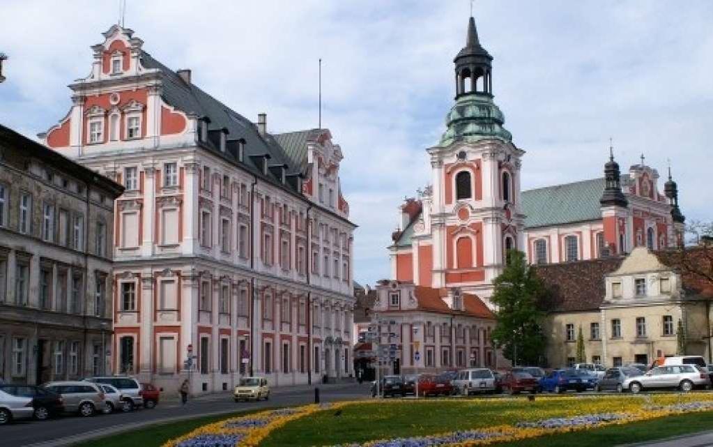 Właściwość miejscowa dla przedsiębiorcy Przy jednoosobowej działalności gospodarczej deklarację składa się do urzędu gminy na terenie, której mieszka przedsiębiorca. Osoba prawna (np. spółka z o.o.), składa deklarację do urzędu gminy na terenie której znajduje się siedziba jej firmy.
