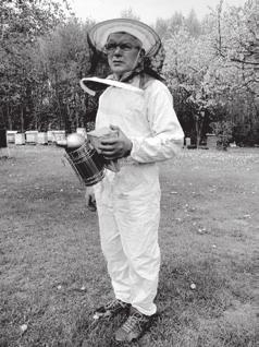 Pszczoły i miód cz. 3 Bees and Honey POMOCE DYDAKTYCZNE: do pobrania: scenariusz Pszczoły i miód cz. 3 A Beekeeper, karta pracy 1 Pszczoły i miód cz. 3 A Beekeeper, film Wywiad z pszczelarzem. 1. ROZGRZEWKA JĘZYKOWA Powitanie Przebieg zajęć: N.