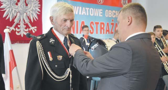 Druhowie i druhny Ochotniczej i Państwowej Straży Pożarnej rozpoczęli ten dzień mszą św. w kościele pw. św. Anny sprawowaną przez proboszcza parafii ks.