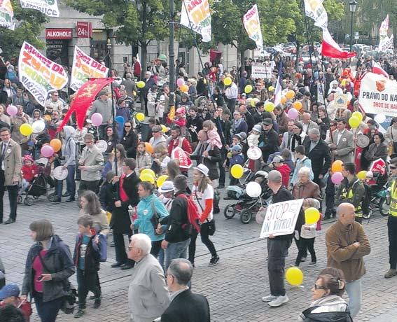 Przypomina, iż w Białej Podlaskiej przez kilka lat odbywał się w grudniu Marsz Młodzianków, mający na celu promocję chrześcijańskich wartości, w tym obronę życia.