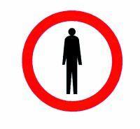 Znak ten oznacza: a) drogę przeznaczoną tylko dla osób dorosłych z dzieckiem, b) drogę dla pieszych, c) zakaz