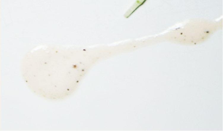 pieczony w maśle, podawany z kalafiorowym puree, kwaśnymi kurkami i