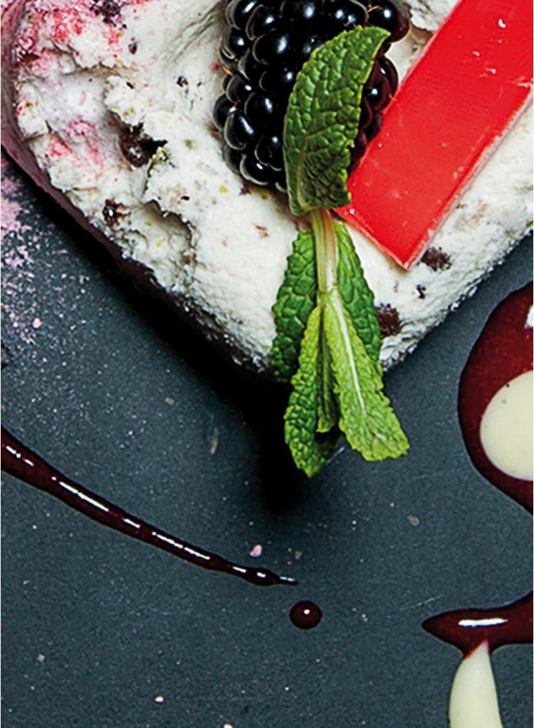 mousse with fruits and a savory biscuit Deser z owoców
