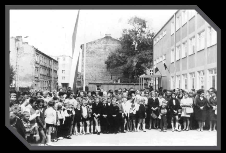 Rozpoczęcie roku szkolnego odbywa się już w nowym budynku o godzinie 11 w obecności władz miejskich, przewodniczącego PMRN ob. St. Krysia, sekretarzy Komitetu Miejskiego PZPR J. Hafta i Z.