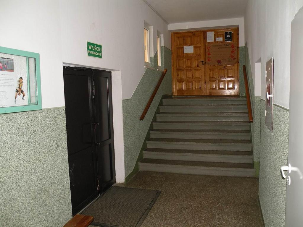 ¹cznik wejœcie do sali gimnastycznej. 5. WNIOSKI I ZALECENIA: Rozbudowa i przebudowa istniej¹cego budynku sali gimnastycznej i ù¹cznika nie naruszy bezpieczeñstwa istniej¹cej konstrukcji obiektu.