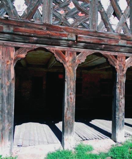 korozją biologiczną, nie stwierdzono zniszczeń wywołanych przez owady. Dom zamieszkały, podcień nieużytkowany, grozi zawaleniem. (fot. nr 7). Fot. 7. Dom podcieniowy w Nowej Cerkwi. (fot. Autor) Rys.