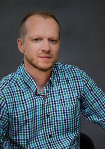Zawodowo od 2002 roku zajmuje się edukacją na odległość realizuje projekty edukacyjne w firmach komercyjnych, sektorze rządowym i pozarządowym. Autor projektów dziecięcych takich jak Sieciaki.