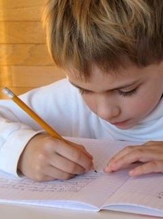 umiejętnie odwzorowywuje figury geometrycznych z pamięci oblicza