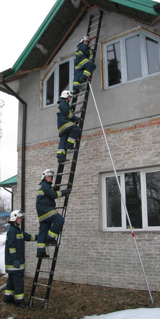 Drabina ratownicza, wysuwana, trzyosobowa ZS 2100 Drabina składa się z dwóch przęseł. Bocznice drabiny wykonane z aluminiowych profili dwuteowych.