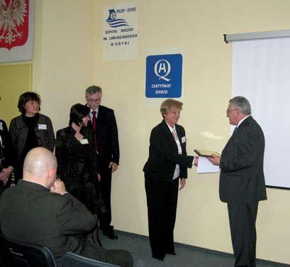 Szpital Miejski już z akredytacją W dniu 2.12.2008 odbyła się uroczystość wręczenia certyfikatu akredytacyjnego, nadawanego przez Centrum Monitorowania Jakości w Ochronie Zdrowia.
