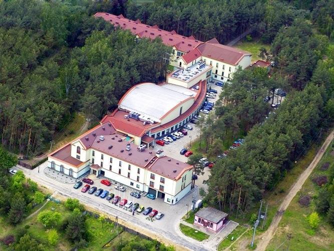 Cena i płatność Pobyt w pokoju trzyosobowym (9 pokoi) 500zł brutto/os Pobyt w pokoju jednoosobowym (9 pokoi) 600zł brutto/os Pobyt w 1. dzień lub 2.