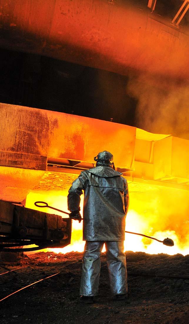 34 Raport zrównoważonego rozwoju ArcelorMittal Poland 2017 Odpowiedzialność za pracowników i lokalne społeczności 3.1. Zapewniamy pracownikom bezpieczne, zdrowe i przyjazne środowisko pracy Chcemy kształtować jutro przemysłu hutniczego.