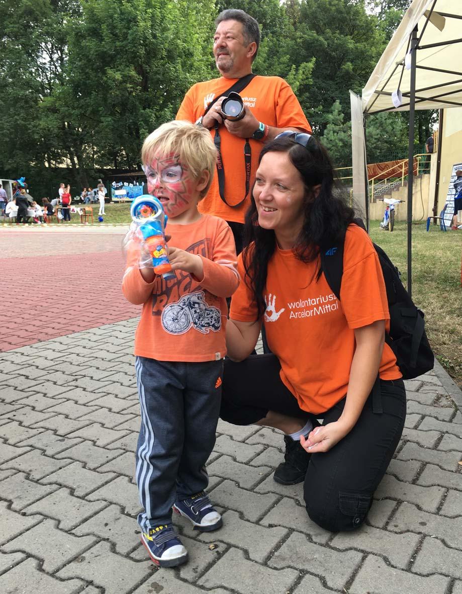 50 Raport zrównoważonego rozwoju ArcelorMittal Poland 2017 Odpowiedzialność za pracowników i lokalne społeczności Współpraca z Fundacją Ochrony Zdrowia Od lat wspieramy Fundację Ochrony Zdrowia (FOZ)