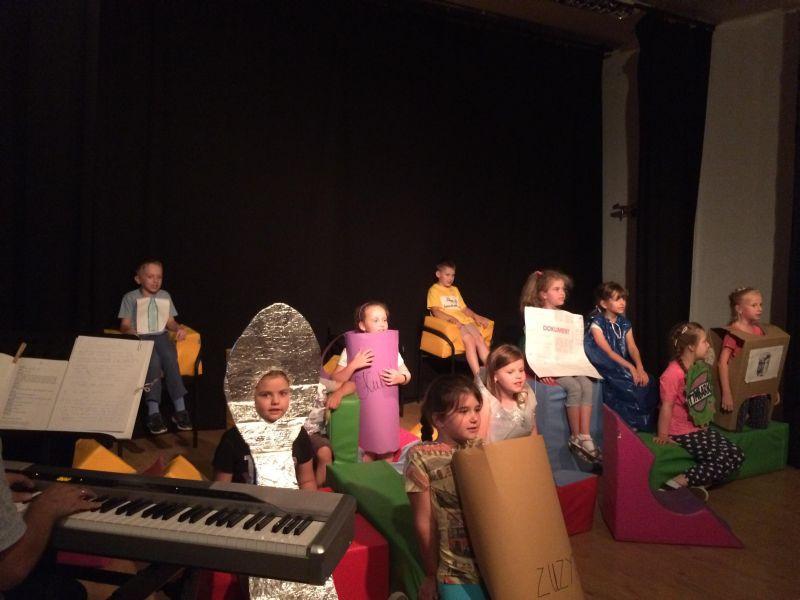 - Spektakl teatralny o tematyce
