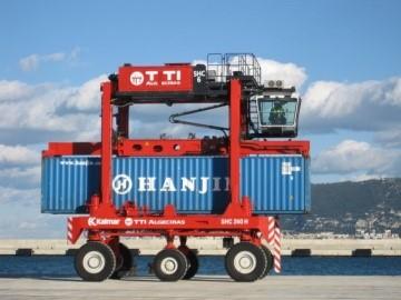 Zadanie 1. Zaspokajanie potrzeb gospodarki (produkcyjnych) przez świadczenie usług transportowych na jej rzecz to wypełnianie przez transport funkcji konsumpcyjnej. przedmiotowej. produkcyjnej.