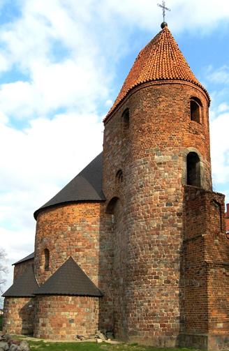 15. Podwójny otwór okienny, tzw. biforium w kościele pw. św. Prokopa w Strzelnie. Foto Z.S. W kształcie rotundy zbudowano w 2. połowie XII w. w Strzelnie kościół pw. św. Prokopa, zachowany (ryc.