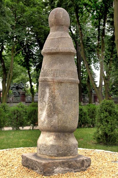 Większość z nich została w czasach późniejszych przebudowana i rozbudowana, zachowując tylko fragmenty budowli pierwotnych. W mało zmienionej formie romańskiej prezentują się kościoły pw. św.