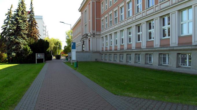 Obrazki sprzed pół wieku PIERWSZE KROKI Pierwsze kroki zawsze są trudne. Dotyczy to zarówno niemowlaków, jak i osób zaczynających swoje życie w innym, zupełnie nowym środowisku.