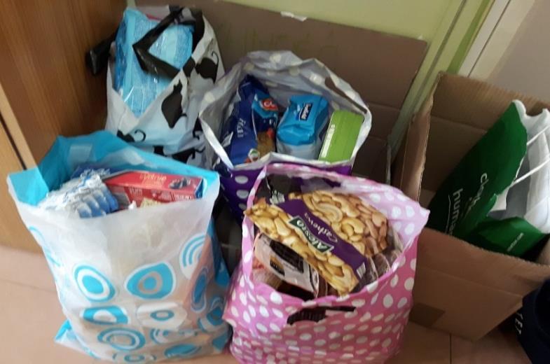 - PACZKA DLA NAUCZYCIELKI- EMERYTKI W grudniu nauczyciele SP 11 wykazali się wielkim sercem organizując zbiórkę żywności, środków czystości oraz