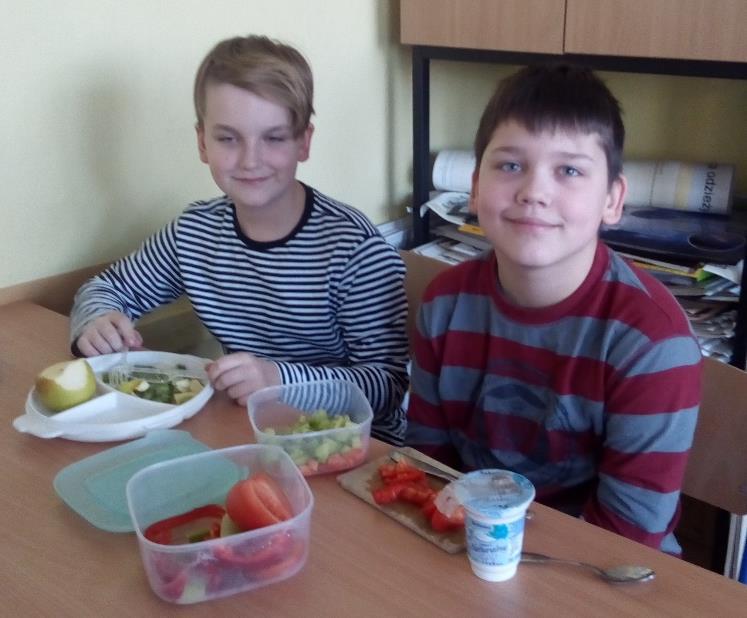 - ZDROWE ŚNIADANIE W KLASACH 4-7 W lutym na lekcjach przyrody uczniowie przygotowywali zdrowe śniadania