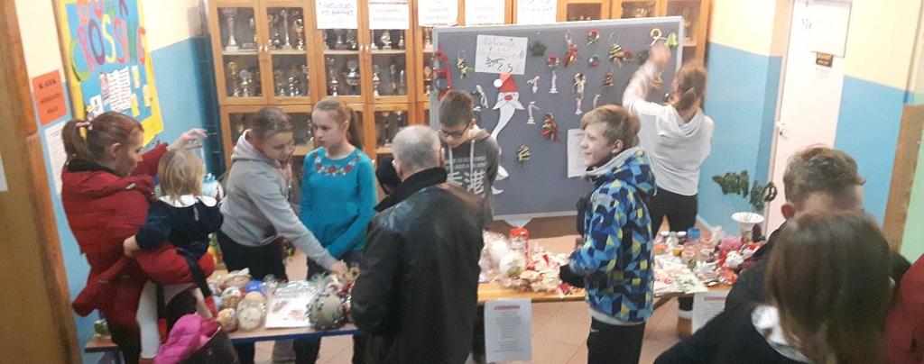 - KIERMASZ ŚWIĄTECZNY: W grudniu odbył się w naszej szkole Iskierkowy