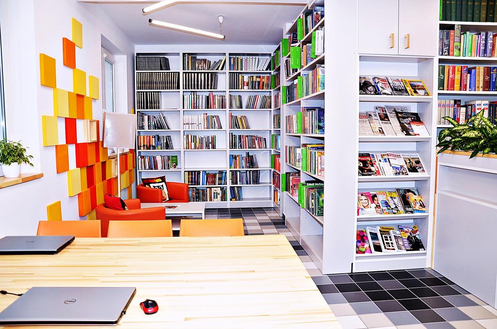 Biblioteki w Małopolsce oferowały dostęp i współtworzyły następujące bazy danych: Cyfrowe Archiwa Tradycji Lokalnej CATL, Czasopismo on-line MediaTeka tworzone w bibliotece w wersji elektronicznej w
