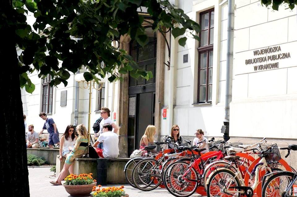 Zrealizowane zostały również zadania inwestycyjne w tym: 1. Dostawa i montaż układu sterowniczo-chłodzącego do dźwigu nr 3 w budynku WBP w Krakowie. 2.