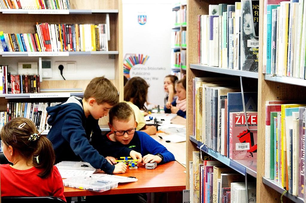 Inne, wybrane wskaźniki czytelnictwa: Średnio w 2016 r. każdy mieszkaniec województwa małopolskiego 2 razy odwiedził bibliotekę. Na każdego mieszkańca województwa małopolskiego przypadały w 2016 r.